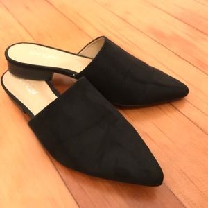 Black pointed toe suede mules